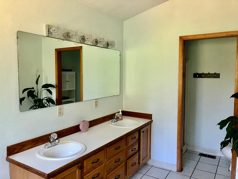 primary bathroom, double sink is so luxurious!