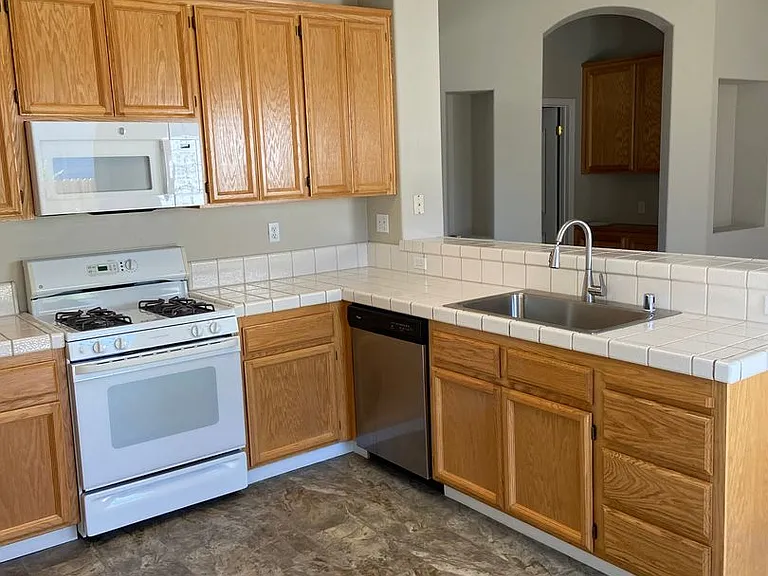 1030 Thompson Cir — Photo 9