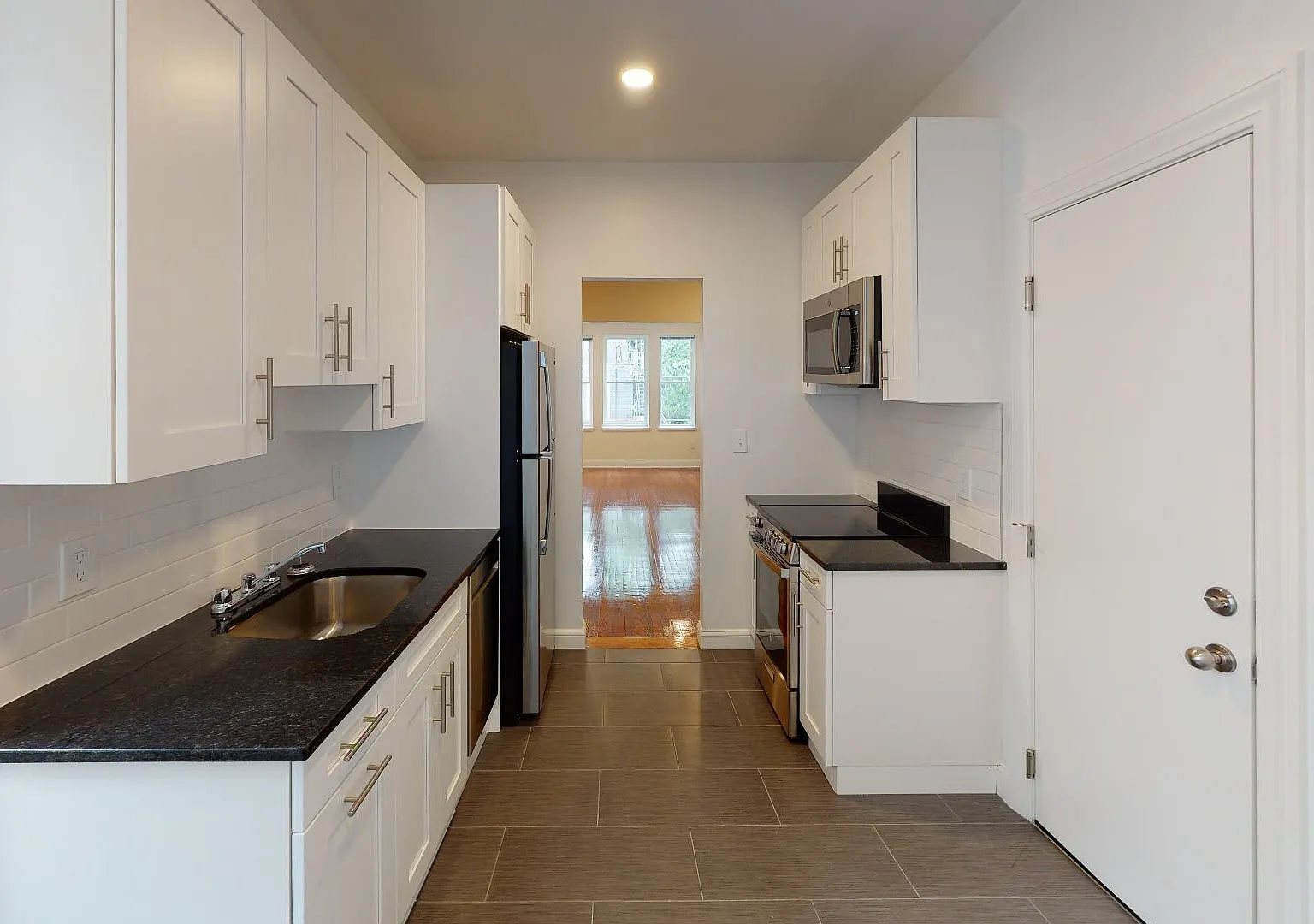 2 bed, 900 sqft, $3,325 — Photo 2