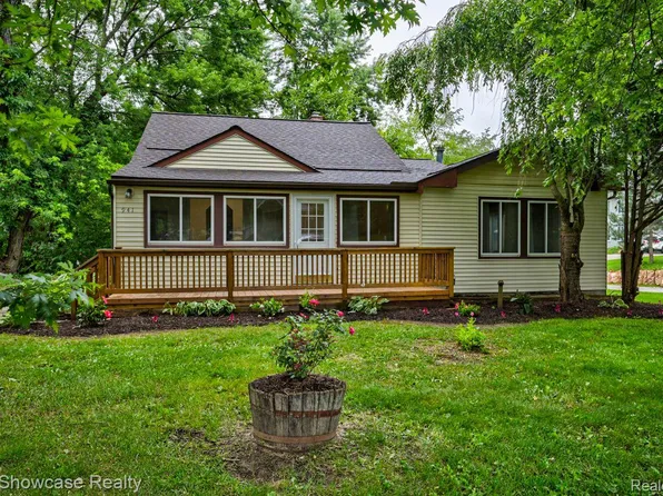 941 Harry Paul Dr, Lake Orion, MI 48362