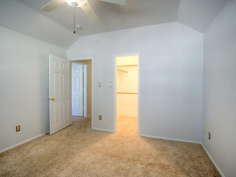 4909 Clove Ct — Photo 12