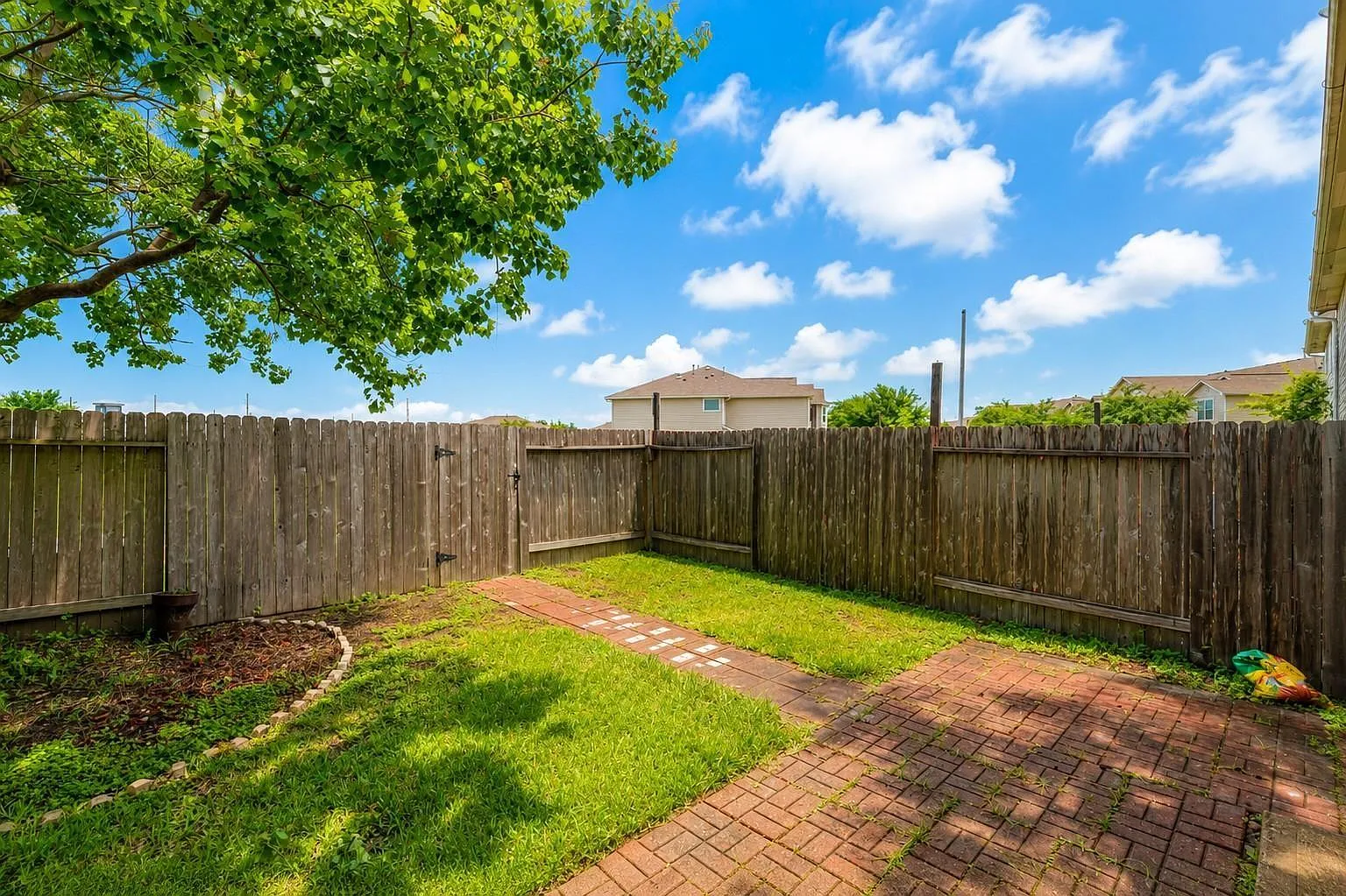 3 bed, 2.5 bath, 1906 sqft, $1,920 — Photo 4