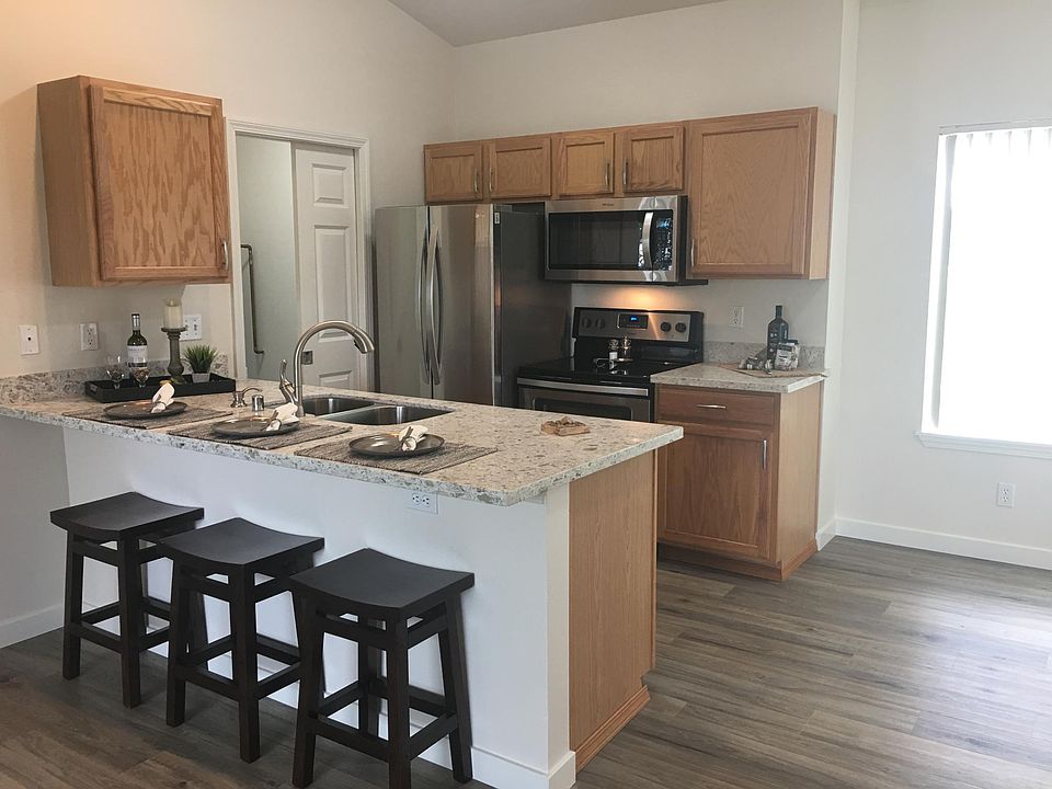 Kitchen with Breakfast Bar