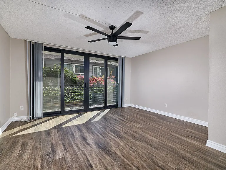 Surfcaster Apartments — Photo 10
