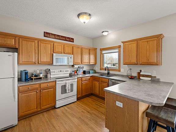 4th image of 822 Edgewater Dr