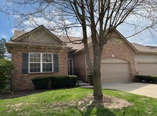 382 Winslow Cir, Walled Lake, MI 48390