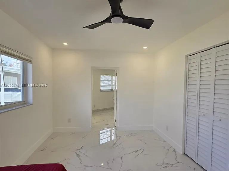 305 SE Airoso Blvd — Photo 37