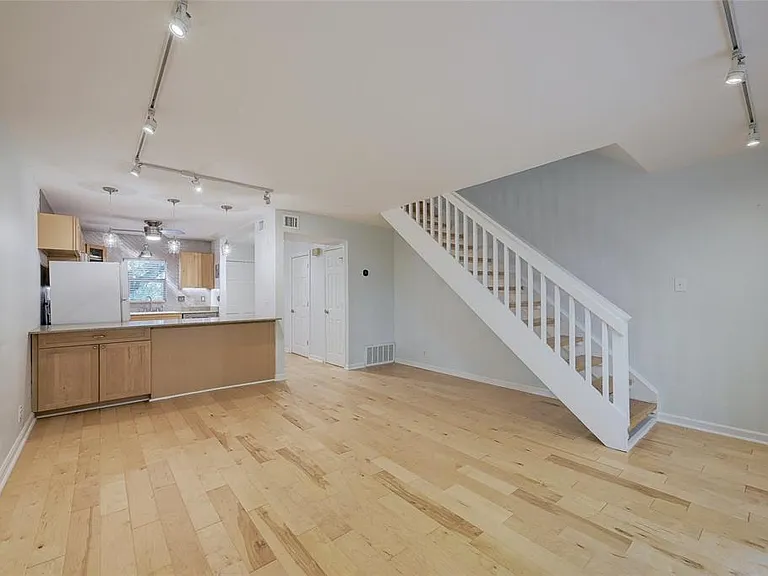 5330 Balcones Dr #G — Photo 2