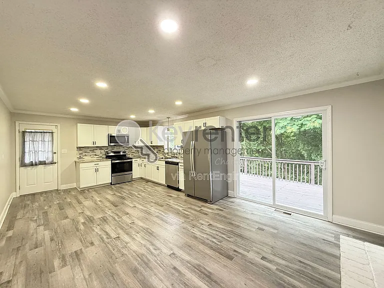 4630 Sherry Ln — Photo 4