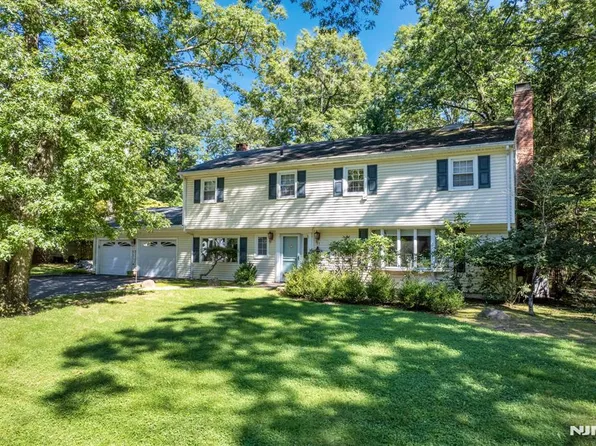 11 Dogwood Court, Mahwah, NJ 07430