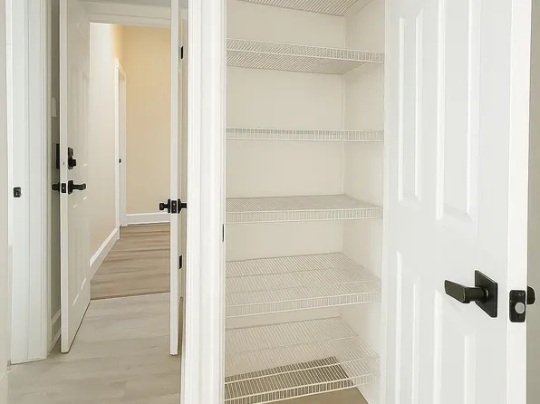 396 Woodlawn Avenue image 10 of 20