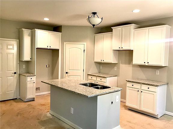 4th image of 127 Aplomado Ln W