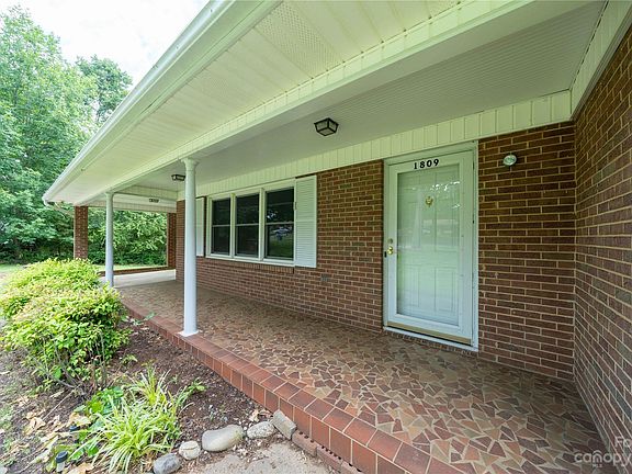 3rd image of 1809 Oakhurst Dr