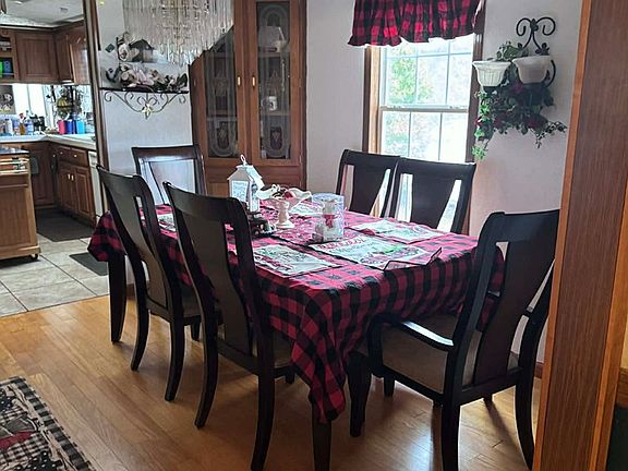 5th image of 179 Marshall St