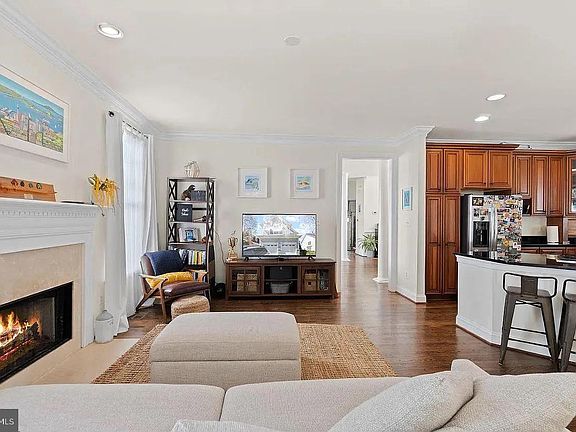 3rd image of 1156 Colonial Rd