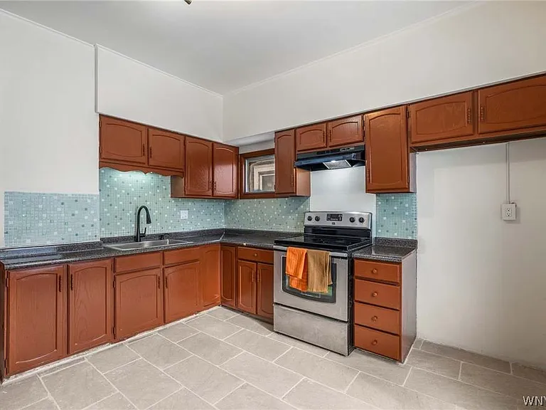 189 Hughes Ave — Photo 12