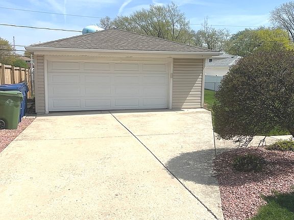 4th image of 9741 Mayfield Ave
