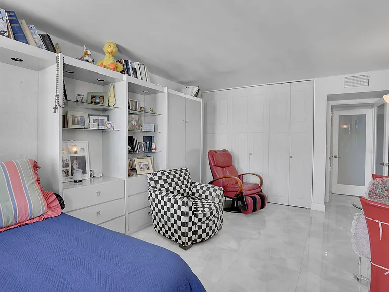 1149 Hillsboro Mile #1 — Photo 11