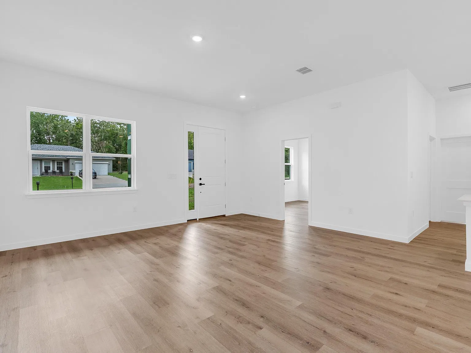 4 bed, 1870 sqft, $2,100 — Photo 2