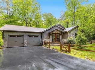 736 Kanasgowa Dr, Brevard, NC 28712