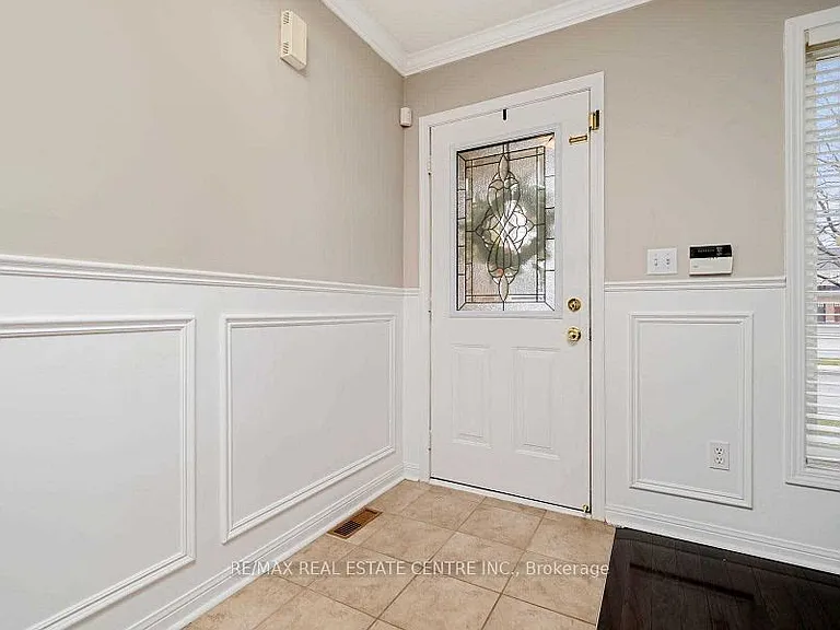 665 Thompson Rd S — Photo 3