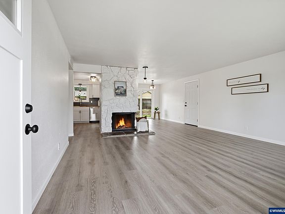 4th image of 4658 Squire Ct NE