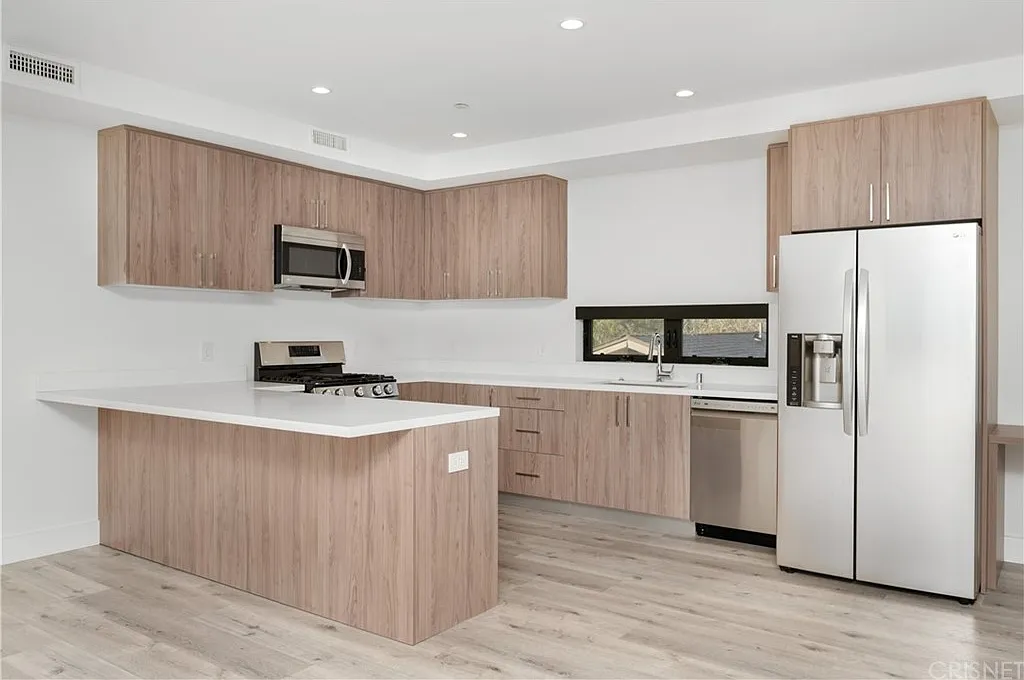 3 bed, 1375 sqft, $3,595 — Photo 4