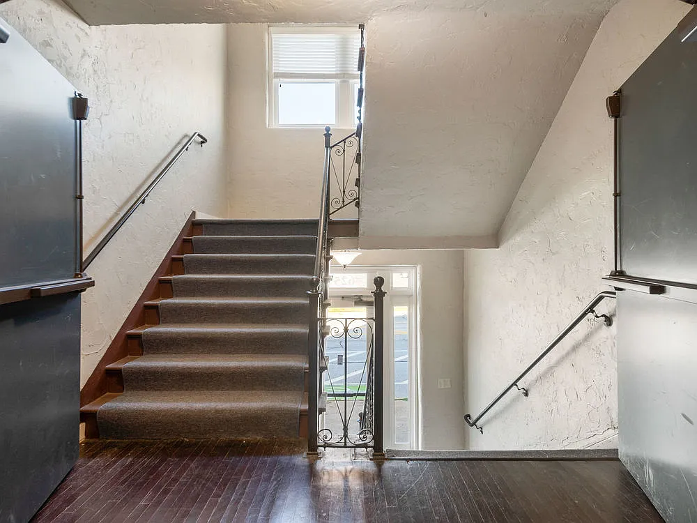 Coliseum Apartments — Photo 4