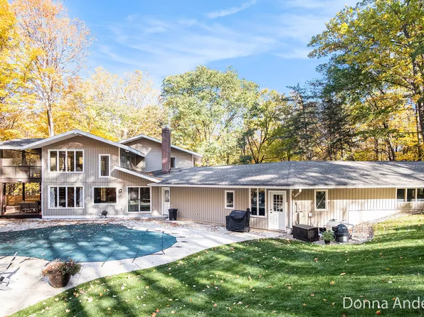 7160 River Valley Dr SE, Alto, MI 49302