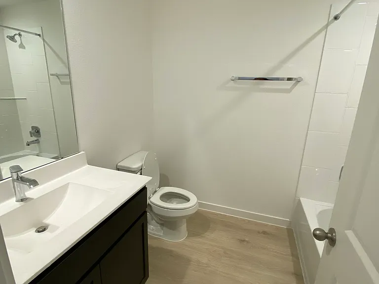 Shared full bathroom between guest bedroom 1 and 2