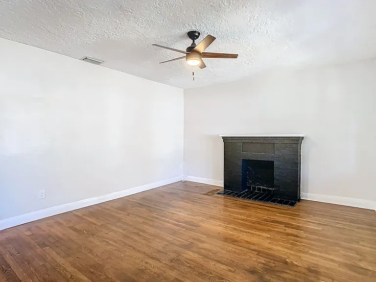 401 E Lambright St — Photo 8