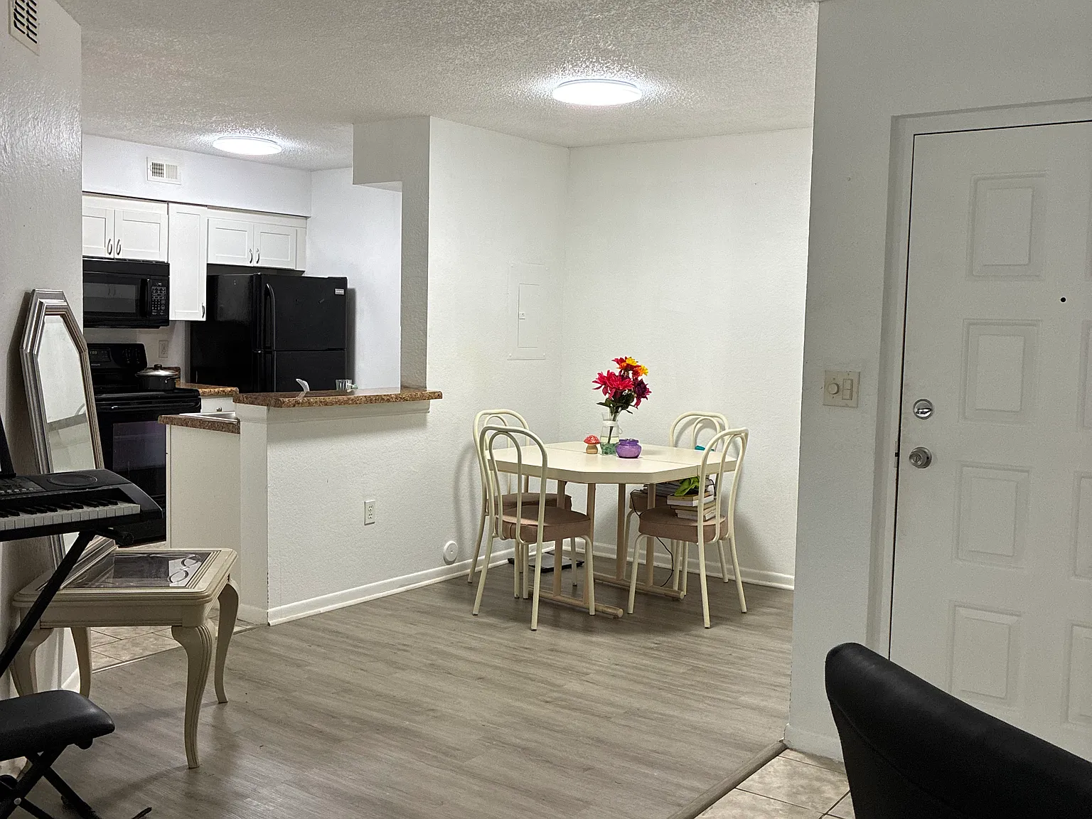 1 bed, 865 sqft, $1,650 — Photo 2