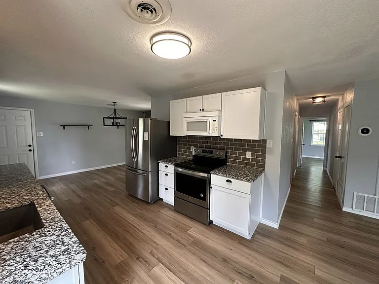 105 E Cherokee Dr — Photo 7
