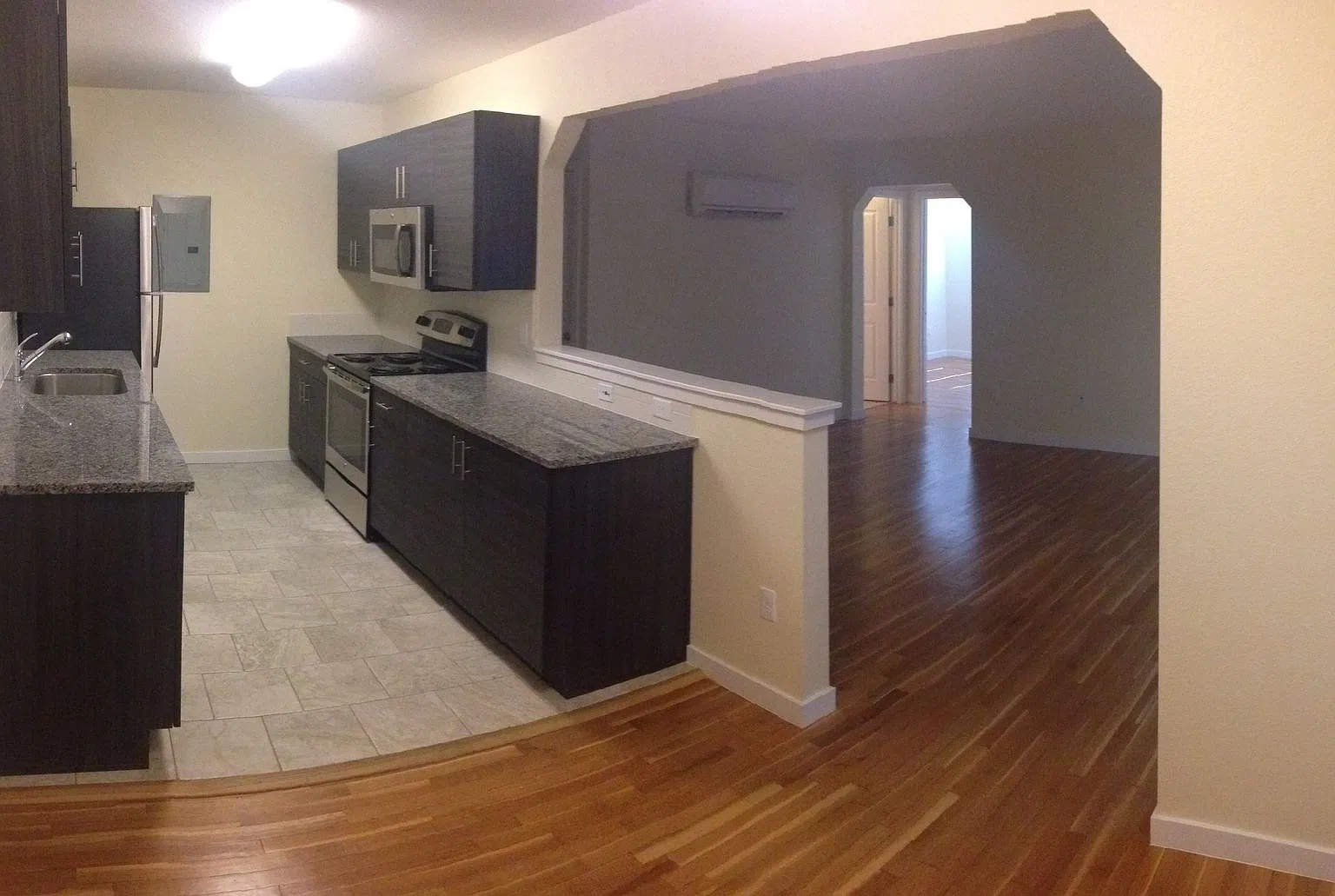 The most Beautiful Renovated Apartments - 1 block form Botanical Gardens — Photo 2