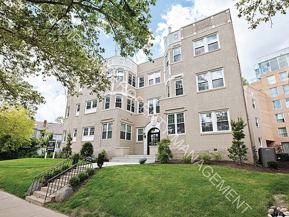 3rd image of 920 Ward Pkwy Unit 10