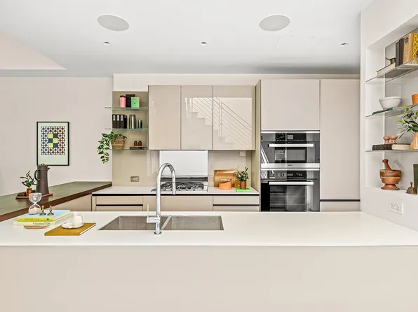 240 East 61st Street image 7 of 24