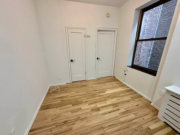 224 E 21st St #4B — Photo 2