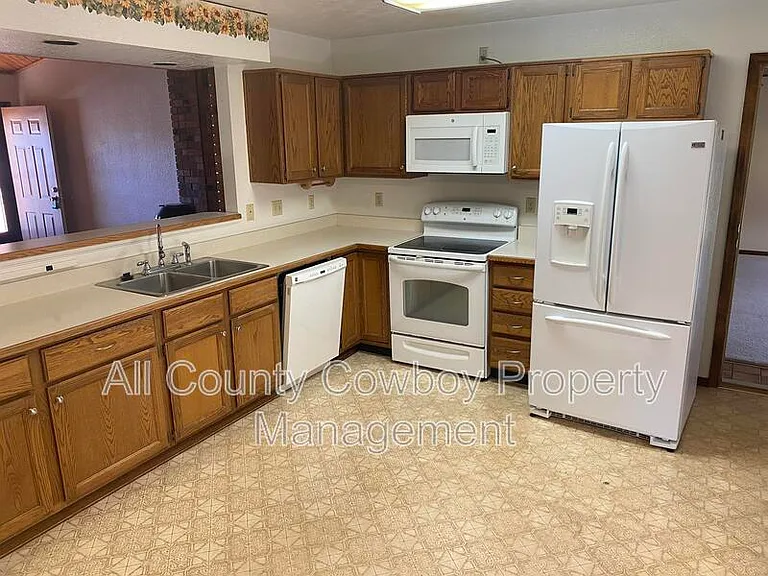 2132 Carrington Ct — Photo 3