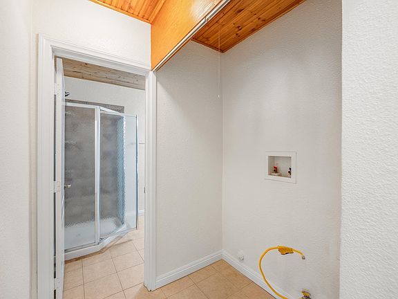 4th image of 23142 Strathern St