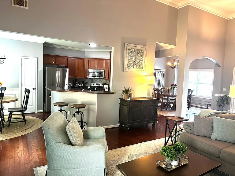 1231 Brighton Ln — Photo 4