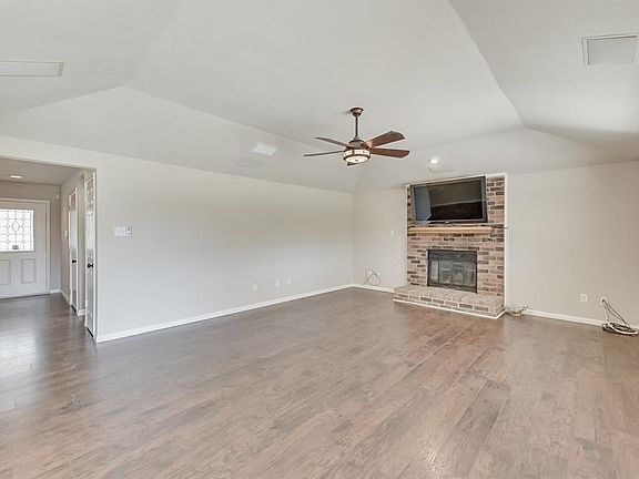 5th image of 813 Woodhaven Ln
