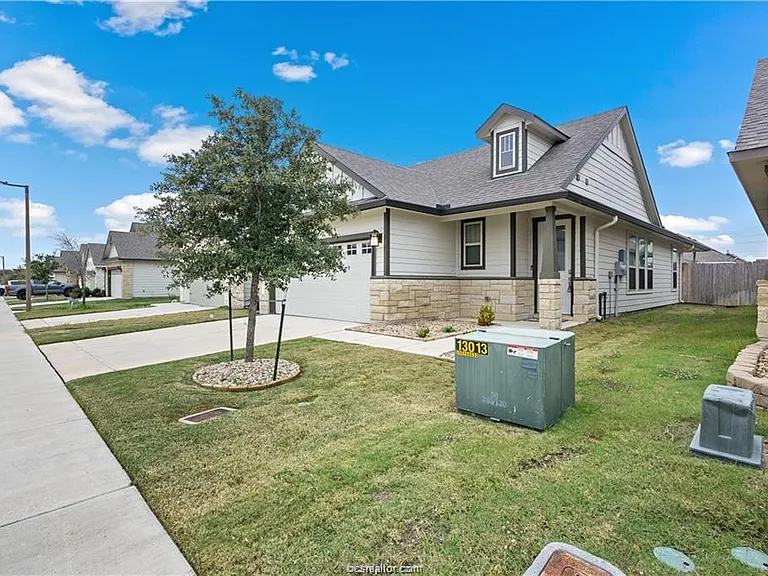 827 Mineral Wells Ln — Photo 3