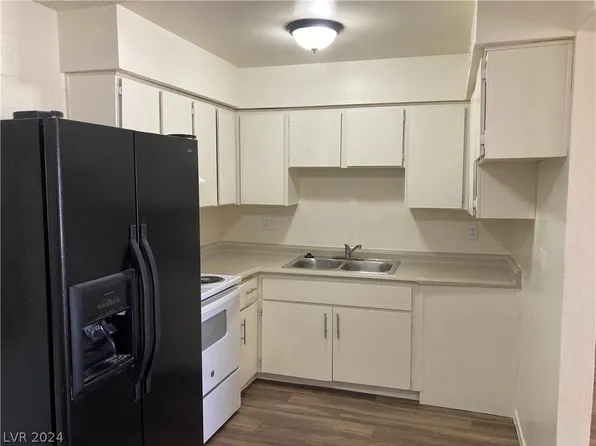 585 S Royal Crest Cir Unit 14, Las Vegas, NV 89169