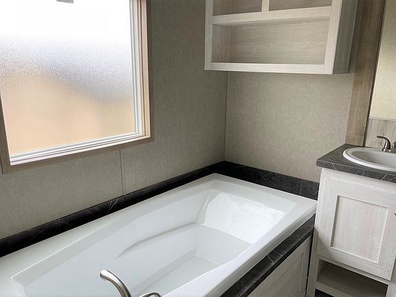 Master Bathroom - Large Soak Tub