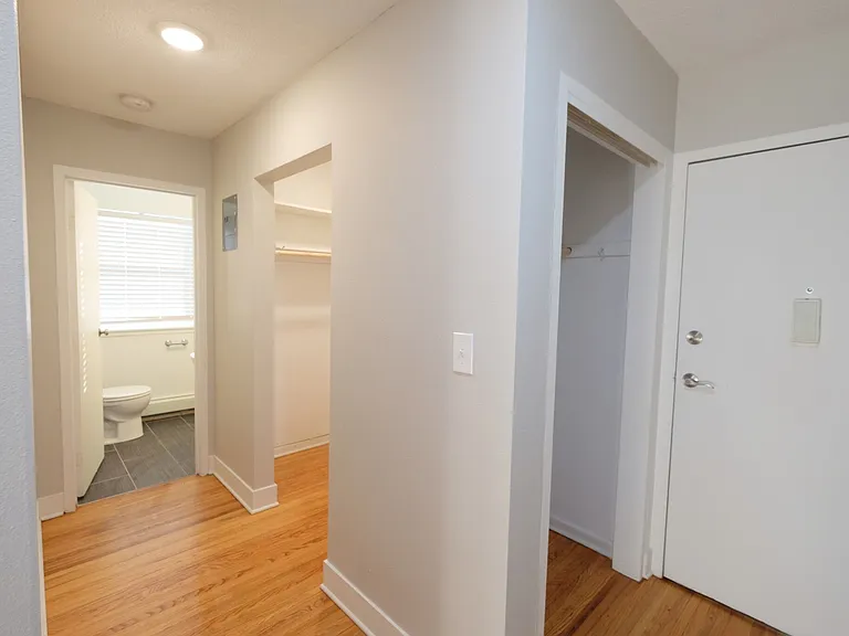 Studio, 1BA - 377 SF