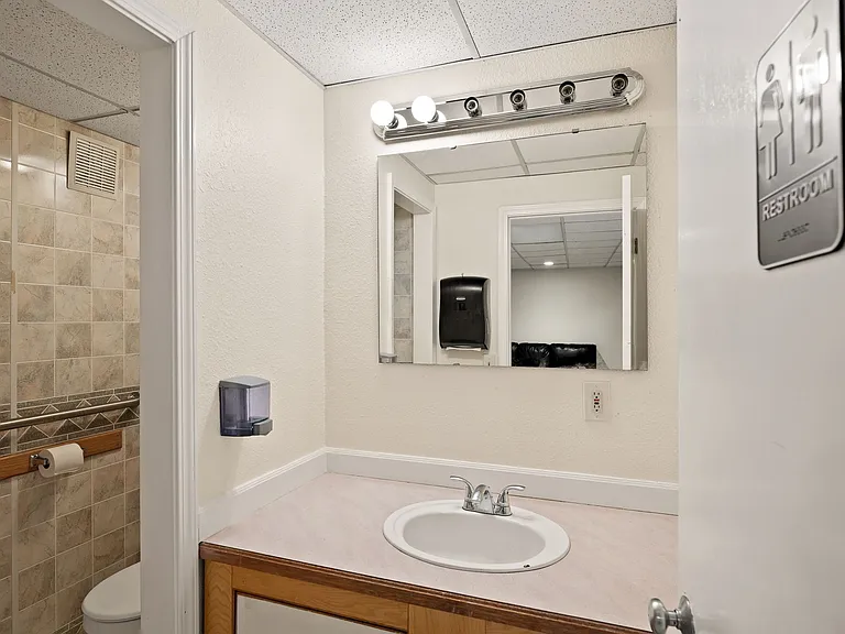 Abbottsford Apartments — Photo 15