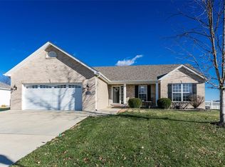 120 Oakshire Dr E, Glen Carbon, IL 62034