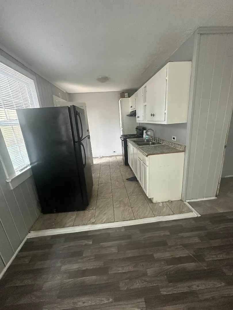 1126 Brentwood Ave — Photo 3