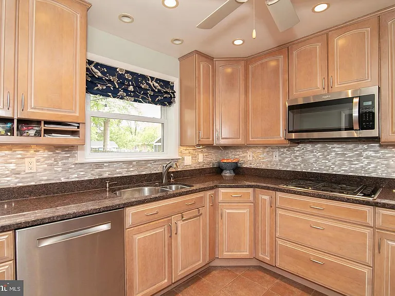 8411 Morey Ln — Photo 36