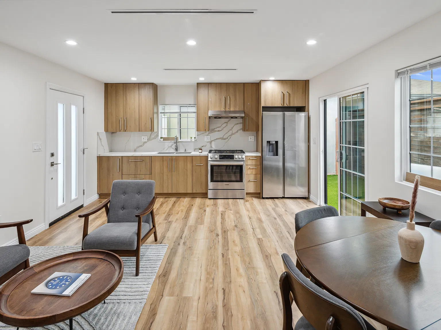 2 bed, 670 sqft, $3,950 — Photo 4